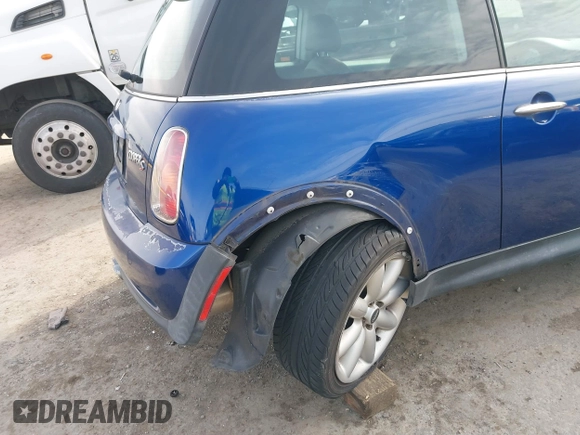 2003 MINI Hardtop S z VIN WMWRE33433TD72153, wystawiony jako IAAI lot #41601153 z przebiegiem 185 286 mil mil oraz . Historia ofert i sprzedaży dostępna na DreamBid. Obrazek 6.
