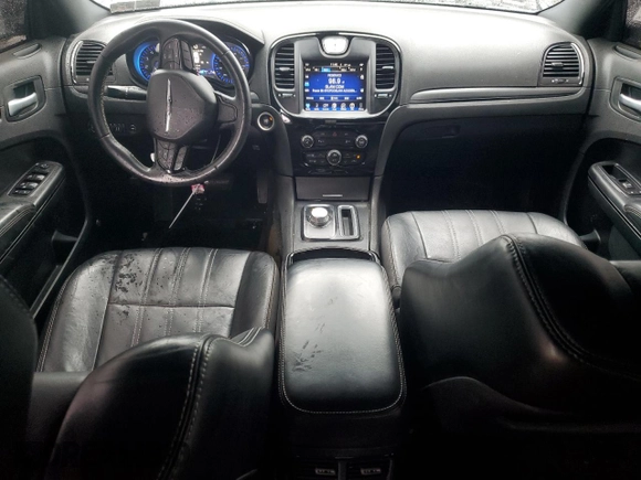 2015 Chrysler 300 S z VIN 2C3CCABG9FH780710, wystawiony jako Copart lot #57951145 z przebiegiem 126 268 mil mil oraz Szkoda całkowita • Salvage title. Historia ofert i sprzedaży dostępna na DreamBid. Obrazek 8.