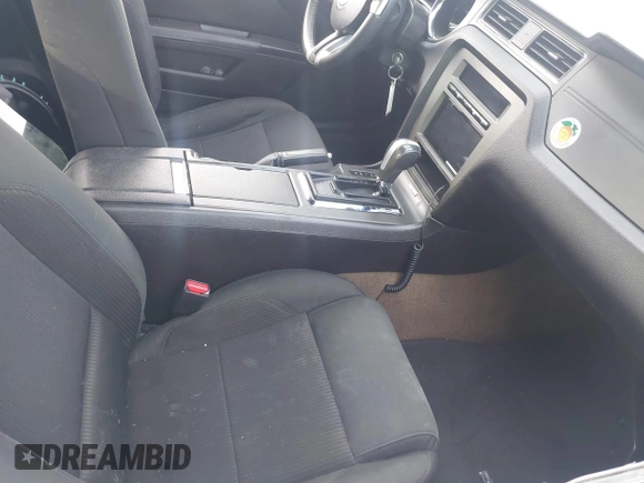 2013 Ford Mustang V6 z VIN 1ZVBP8AM7D5279716, wystawiony jako IAAI lot #42181208 z przebiegiem 83 111 mil mil oraz . Historia ofert i sprzedaży dostępna na DreamBid. Obrazek 5.
