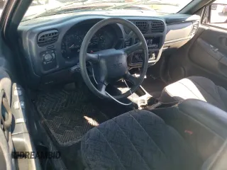 2001 GMC Sonoma SLS 1SG z VIN 1GTCS19W918225024, wystawiony jako Copart lot #49043895 z przebiegiem 140 616 mil mil oraz Szkody całkowita. Historia ofert i sprzedaży dostępna na DreamBid. Obrazek 8.