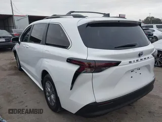 2024 Toyota Sienna LE with VIN 5TDBRKEC8RS224544, listed as a IAAI auction lot 41006017 with 958 mi miles. Bid and sale history available at carsss.com. Image 3.