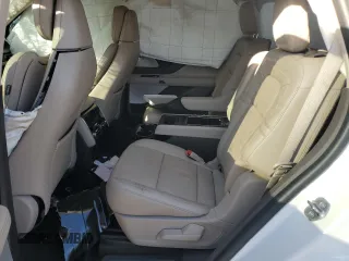 2023 Lincoln Aviator Reserve z VIN 5LM5J7XC3PGL07538, wystawiony jako Copart lot #51332175 z przebiegiem Nie podano mil oraz Szkoda całkowita • Salvage title. Historia ofert i sprzedaży dostępna na DreamBid. Obrazek 11.