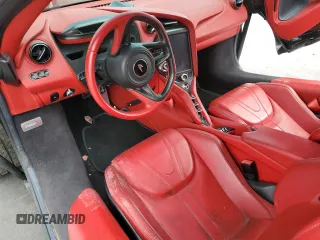 2022 McLaren 720S z VIN SBM14FCA4NW006444, wystawiony jako Copart lot #45854525 z przebiegiem Nie podano mil oraz Szkody całkowita. Historia ofert i sprzedaży dostępna na DreamBid. Obrazek 8.