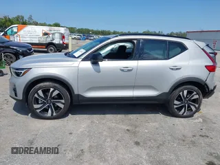 2024 Volvo XC40 Plus Dark Theme с VIN YV4L12ULXR2293107, выставлен на аукционе IAAI как лот 42283292 с пробегом 10 917 миль миль и . История ставок и продаж доступна на DreamBid. Изображение 14.