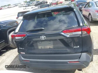 2024 Toyota RAV4 XLE Premium z VIN 2T3C1RFV5RC273009, wystawiony jako IAAI lot #42203695 z przebiegiem 21 641 mil mil oraz . Historia ofert i sprzedaży dostępna na DreamBid. Obrazek 16.