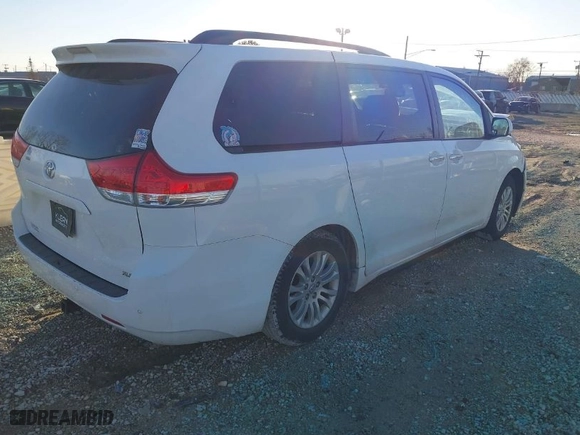 2013 Toyota Sienna XLE AAS with VIN 5TDYK3DC4DS305068, listed as a IAAI auction lot 40909667 with 227,746 mi miles. Bid and sale history available at carsss.com. Image 4.