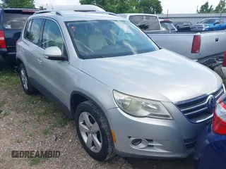 2010 Volkswagen Tiguan S z VIN WVGAV7AX9AW520850, wystawiony jako IAAI lot #42599538 z przebiegiem 123 433 mil mil oraz . Historia ofert i sprzedaży dostępna na DreamBid. Obrazek 1.