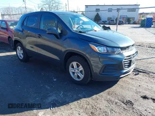 2021 Chevrolet Trax LS z VIN KL7CJNSB0MB360110, wystawiony jako IAAI lot #41268054 z przebiegiem 53 691 mil mil oraz . Historia ofert i sprzedaży dostępna na DreamBid. Obrazek 1.