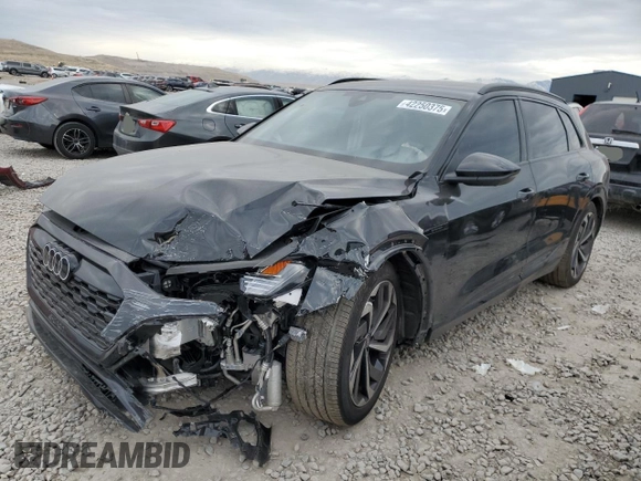 2024 Audi Q8 e-tron Premium Plus z VIN WA15AAGE3RB027165, wystawiony jako Copart lot #42250375 z przebiegiem 15 926 mil mil oraz Szkoda całkowita • Salvage title. Historia ofert i sprzedaży dostępna na DreamBid. Obrazek 1.