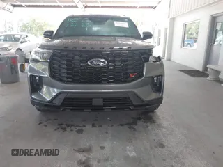 2025 Ford Explorer ST z VIN 1FMWK8GC1SGB17160, wystawiony jako IAAI lot #42226941 z przebiegiem 7 462 mil mil oraz . Historia ofert i sprzedaży dostępna na DreamBid. Obrazek 13.