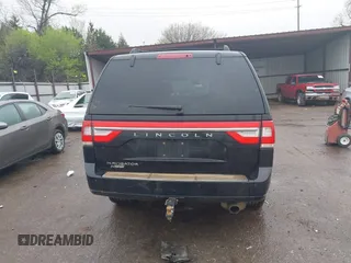 2017 Lincoln Navigator Select z VIN 5LMJJ2HT3HEL04748, wystawiony jako IAAI lot #41958659 z przebiegiem 156 173 mil mil oraz . Historia ofert i sprzedaży dostępna na DreamBid. Obrazek 16.