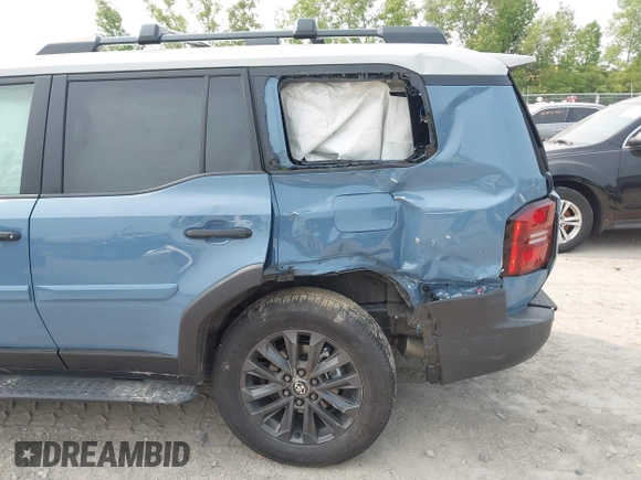2024 Toyota Land Cruiser z VIN JTEABFAJ3RK018014, wystawiony jako IAAI lot #42404632 z przebiegiem 2 983 mil mil oraz . Historia ofert i sprzedaży dostępna na DreamBid. Obrazek 6.