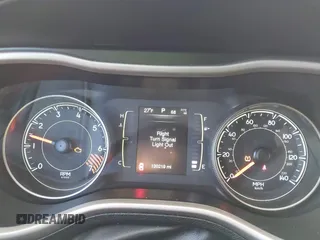 2015 Jeep Cherokee Latitude z VIN 1C4PJLCB9FW525798, wystawiony jako IAAI lot #41360120 z przebiegiem 130 219 mil mil oraz . Historia ofert i sprzedaży dostępna na DreamBid. Obrazek 7.