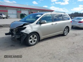 2015 Toyota Sienna LE AAS с VIN 5TDKK3DC0FS630972, выставлен на аукционе IAAI как лот 41898691 с пробегом 112 517 миль миль и . История ставок и продаж доступна на DreamBid. Изображение 2.