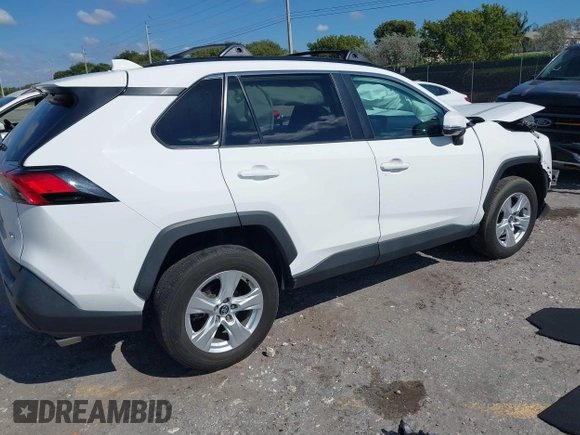 2021 Toyota RAV4 XLE with VIN 2T3W1RFV2MC102997, listed as a IAAI auction lot 41512340 with 47,238 mi miles. Bid and sale history available at carsss.com. Image 4.
