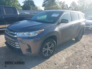 2019 Toyota Highlander LE с VIN 5TDBZRFH6KS945258, выставлен на аукционе IAAI как лот 41979698 с пробегом 122 624 миль миль и . История ставок и продаж доступна на DreamBid. Изображение 17.