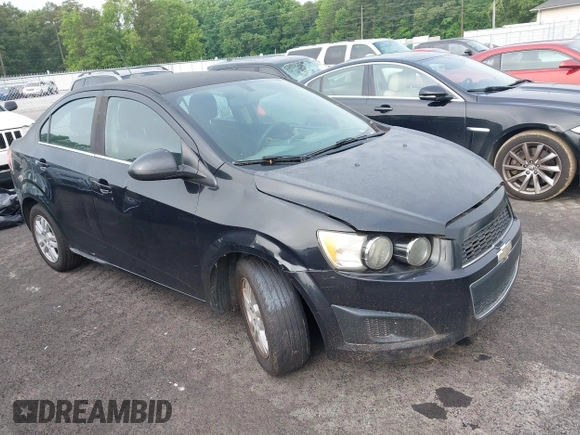 2015 Chevrolet Sonic LT z VIN 1G1JC5SHXF4131748, wystawiony jako IAAI lot #42229755 z przebiegiem 227 505 mil mil oraz . Historia ofert i sprzedaży dostępna na DreamBid. Obrazek 1.