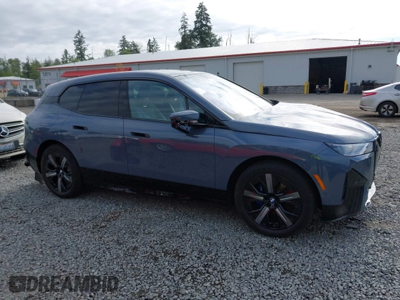 2024 BMW iX xDrive50 z VIN WB523CF08RCN65886, wystawiony jako IAAI lot #42334105 z przebiegiem 37 981 mil mil oraz . Historia ofert i sprzedaży dostępna na DreamBid. Obrazek 14.