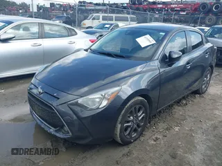 2019 Toyota Yaris L z VIN 3MYDLBYV4KY528641, wystawiony jako IAAI lot #41935993 z przebiegiem 61 940 mil mil oraz . Historia ofert i sprzedaży dostępna na DreamBid. Obrazek 2.