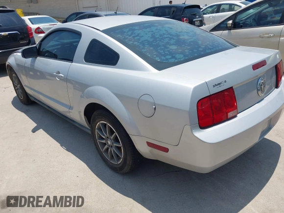 2007 Ford Mustang Deluxe z VIN 1ZVFT80N775248994, wystawiony jako IAAI lot #42503507 z przebiegiem 81 703 mil mil oraz . Historia ofert i sprzedaży dostępna na DreamBid. Obrazek 3.