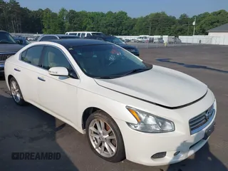 2014 Nissan Maxima S z VIN 1N4AA5AP7EC908063, wystawiony jako IAAI lot #42413019 z przebiegiem 229 552 mil mil oraz . Historia ofert i sprzedaży dostępna na DreamBid. Obrazek 1.