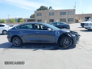 2020 Tesla Model 3 Standard Range Plus z VIN 5YJ3E1EA6LF703159, wystawiony jako IAAI lot #42099718 z przebiegiem 30 175 mil mil oraz . Historia ofert i sprzedaży dostępna na DreamBid. Obrazek 13.