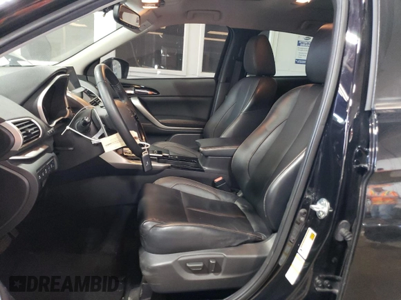 2018 Mitsubishi Eclipse Cross SE z VIN JA4AT5AA3JZ068638, wystawiony jako Copart lot #56044235 z przebiegiem 49 006 mil mil oraz Szkoda całkowita • Salvage title. Historia ofert i sprzedaży dostępna na DreamBid. Obrazek 7.