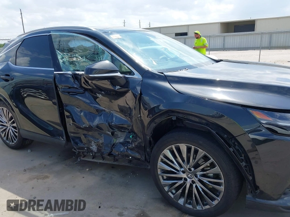 2024 Lexus RX 450h+ Luxury z VIN JTJCJMGA2R2011919, wystawiony jako IAAI lot #42341635 z przebiegiem 28 688 mil mil oraz . Historia ofert i sprzedaży dostępna na DreamBid. Obrazek 6.
