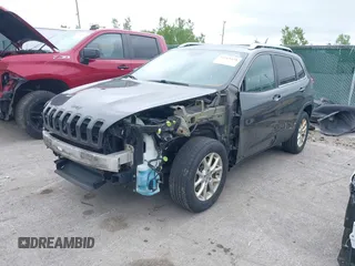 2015 Jeep Cherokee Latitude z VIN 1C4PJMCS1FW512422, wystawiony jako IAAI lot #42365358 z przebiegiem 139 521 mil mil oraz . Historia ofert i sprzedaży dostępna na DreamBid. Obrazek 18.
