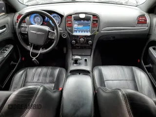 2014 Chrysler 300 S z VIN 2C3CCAGG1EH297607, wystawiony jako Copart lot #56889285 z przebiegiem 136 485 mil mil oraz Szkoda całkowita • Salvage title. Historia ofert i sprzedaży dostępna na DreamBid. Obrazek 8.