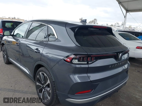 2023 VinFast VF 8 Plus z VIN RLLV1AFA9PH001464, wystawiony jako IAAI lot #41798776 z przebiegiem 2355 mil mil oraz . Historia ofert i sprzedaży dostępna na DreamBid. Obrazek 3.