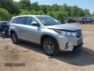 2019 Toyota Highlander SE z VIN 5TDJZRFH7KS593545, wystawiony jako IAAI lot #42573535 z przebiegiem 59 583 mil mil oraz . Historia ofert i sprzedaży dostępna na DreamBid. Obrazek 1.