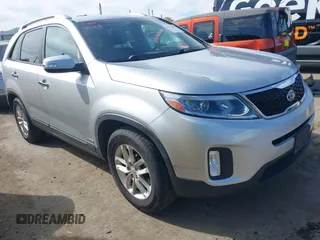 2014 Kia Sorento LX z VIN 5XYKTCA68EG438951, wystawiony jako IAAI lot #41702601 z przebiegiem 186 637 mil mil oraz . Historia ofert i sprzedaży dostępna na DreamBid. Obrazek 1.