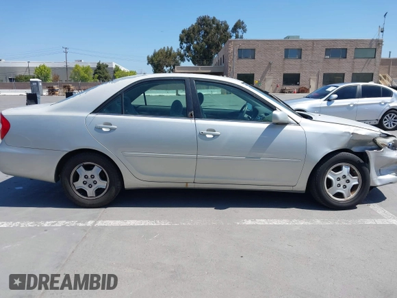 2003 Toyota Camry LE z VIN 4T1BF30K93U555189, wystawiony jako IAAI lot #42086826 z przebiegiem 120 840 mil mil oraz . Historia ofert i sprzedaży dostępna na DreamBid. Obrazek 13.