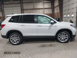 2025 Honda Passport EX-L z VIN 5FNYF8H5XSB017943, wystawiony jako IAAI lot #42027857 z przebiegiem 1822 mil mil oraz . Historia ofert i sprzedaży dostępna na DreamBid. Obrazek 13.