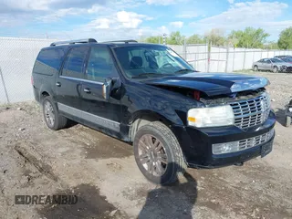 2007 Lincoln Navigator z VIN 5LMFL28507LJ09301, wystawiony jako IAAI lot #42207740 z przebiegiem 270 071 mil mil oraz . Historia ofert i sprzedaży dostępna na DreamBid. Obrazek 1.