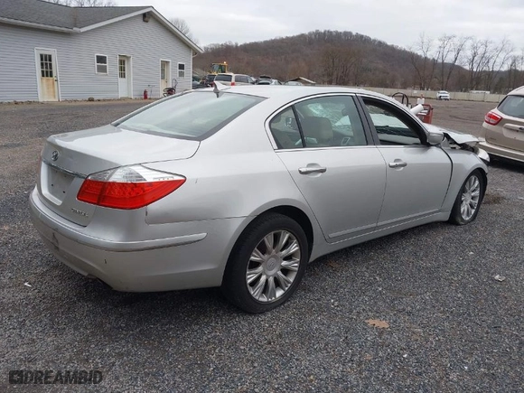 2009 Hyundai Genesis with VIN KMHGC46E99U046816, listed as a IAAI auction lot 38283097 with 87,108 mi miles. Bid and sale history available at carsss.com. Image 4.
