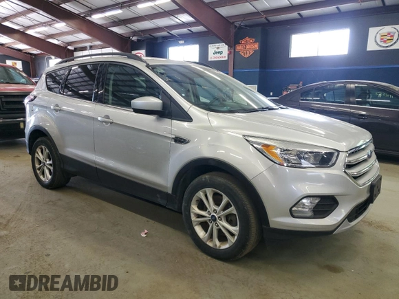 2018 Ford Escape SE z VIN 1FMCU9GD9JUA77812, wystawiony jako Copart lot #57847175 z przebiegiem 106 898 mil mil oraz Czysty tytuł • Clean title. Historia ofert i sprzedaży dostępna na DreamBid. Obrazek 4.