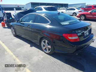 2012 Mercedes-Benz C 250 z VIN WDDGJ4HB5CF886767, wystawiony jako IAAI lot #41753977 z przebiegiem 129 054 mil mil oraz . Historia ofert i sprzedaży dostępna na DreamBid. Obrazek 3.