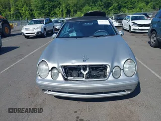 2002 Mercedes-Benz CLK 320/430 z VIN WDBLK70G12T129233, wystawiony jako IAAI lot #42391247 z przebiegiem 94 186 mil mil oraz . Historia ofert i sprzedaży dostępna na DreamBid. Obrazek 12.