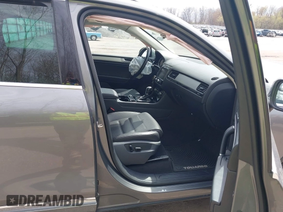 2016 Volkswagen Touareg Sport with VIN WVGEF9BPXGD012206, listed as a IAAI auction lot 42115314 with Not Provided miles and . Bid and sale history available at DreamBid. Image 5.