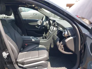2019 Mercedes-Benz C 300 z VIN 55SWF8DB4KU309251, wystawiony jako IAAI lot #42391572 z przebiegiem 28 757 mil mil oraz . Historia ofert i sprzedaży dostępna na DreamBid. Obrazek 5.