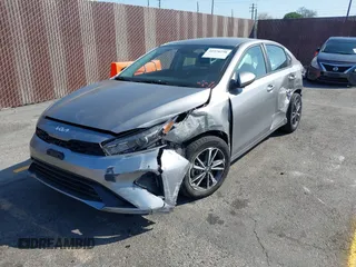 2023 Kia Forte LXS z VIN 3KPF24AD1PE621214, wystawiony jako IAAI lot #41970298 z przebiegiem 35 996 mil mil oraz . Historia ofert i sprzedaży dostępna na DreamBid. Obrazek 2.
