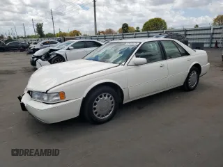 1993 Cadillac Seville STS z VIN 1G6KY5296PU814007, wystawiony jako Copart lot #53470175 z przebiegiem 127 366 mil mil oraz Szkody całkowita. Historia ofert i sprzedaży dostępna na DreamBid. Obrazek 1.