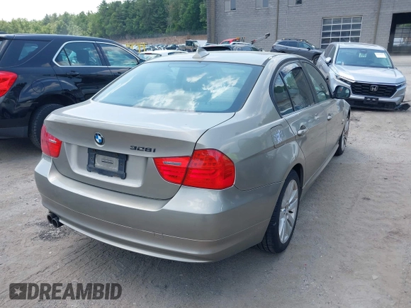 2009 BMW 3 Series 328i xDrive z VIN WBAPK53599A511983, wystawiony jako IAAI lot #42414508 z przebiegiem 164 130 mil mil oraz . Historia ofert i sprzedaży dostępna na DreamBid. Obrazek 4.