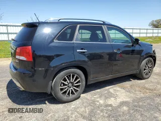 2013 Kia Sorento SX z VIN 5XYKW4A29DG382771, wystawiony jako Copart lot #55823745 z przebiegiem 279 700 mil mil oraz Szkoda całkowita • Salvage title. Historia ofert i sprzedaży dostępna na DreamBid. Obrazek 3.