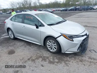 2025 Toyota Corolla LE z VIN 5YFB4MDE0SP241530, wystawiony jako IAAI lot #42175543 z przebiegiem 3222 mil mil oraz . Historia ofert i sprzedaży dostępna na DreamBid. Obrazek 1.