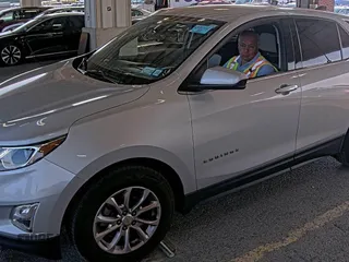 2020 Chevrolet Equinox LT z VIN 2GNAXJEV5L6230548, wystawiony jako IAAI lot #42573168 z przebiegiem 95 519 mil mil oraz . Historia ofert i sprzedaży dostępna na DreamBid. Obrazek 5.