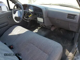 1994 Toyota Pickup DLX z VIN 4TARN81P2RZ175695, wystawiony jako Copart lot #50415385 z przebiegiem 258 048 mil mil oraz Szkoda całkowita • Salvage title. Historia ofert i sprzedaży dostępna na DreamBid. Obrazek 8.