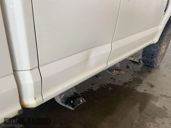 2019 Ford F-250 XL z VIN 1FT7X2B64KEC60947, wystawiony jako IAAI lot #42674456 z przebiegiem 117 379 mil mil oraz . Historia ofert i sprzedaży dostępna na DreamBid. Obrazek 5.